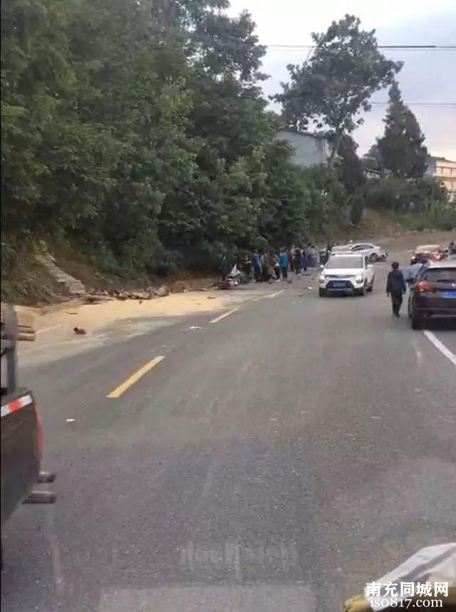 南部县永定镇境内发生车祸，现场有人员伤亡-y6.jpg