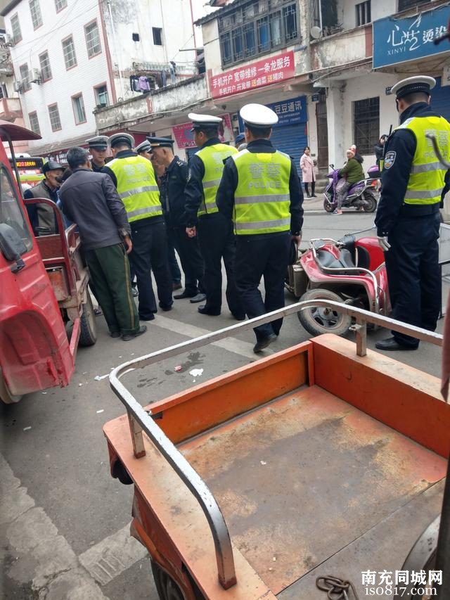 两轮电动车在蓬安嘉陵西路撞上路边三轮车，交警快速赶到调查处理-y3.jpg