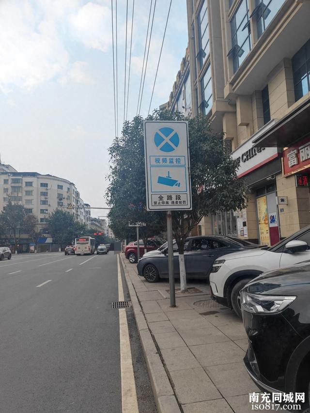 蓬安县城区一些地方的人行道，是不是“变身”停车场了？-1.jpg