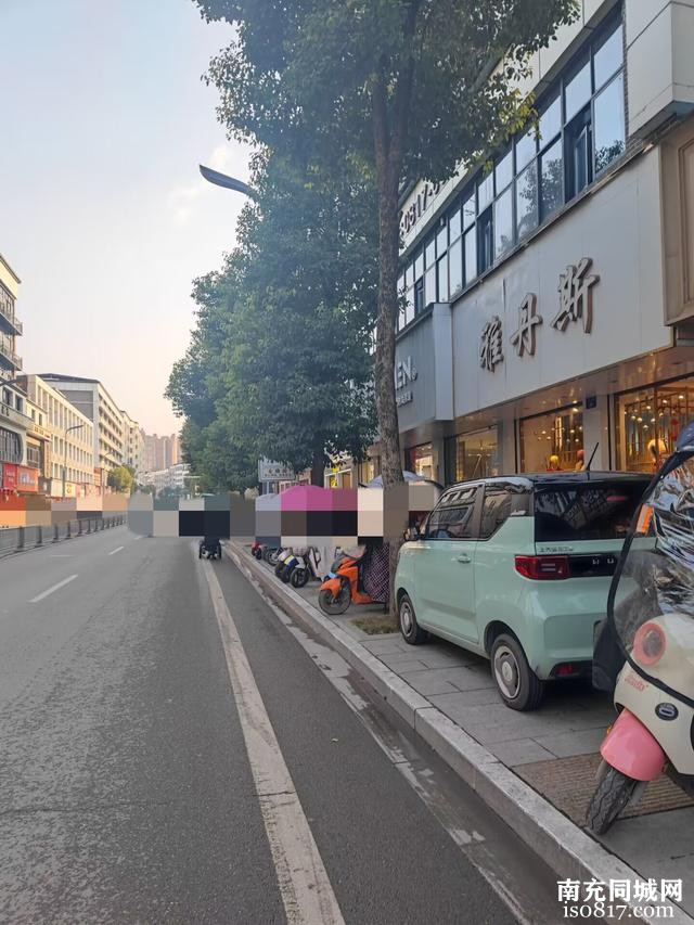 蓬安县城区一些地方的人行道，是不是“变身”停车场了？-3.jpg