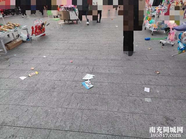 蓬安县相如文化广场部分区域的环境卫生，也太差了吧！-1.jpg