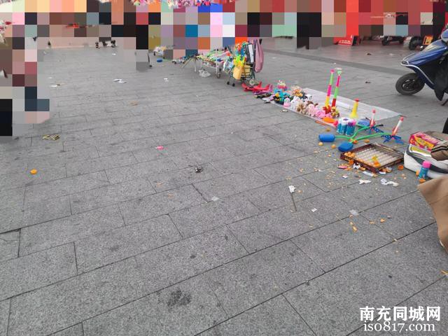 蓬安县相如文化广场部分区域的环境卫生，也太差了吧！-2.jpg