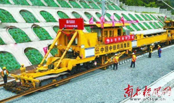 汉巴南铁路顺庆段预计本月完成铺轨-1.jpg