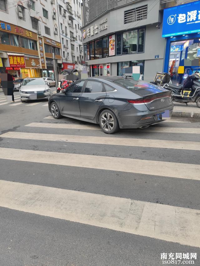 蓬安县相如广场附近停车难，但是车辆也不该停在过街横线上啊！-2.jpg