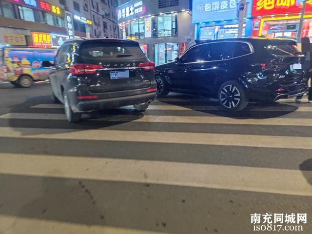 蓬安县相如广场附近停车难，但是车辆也不该停在过街横线上啊！-1.jpg