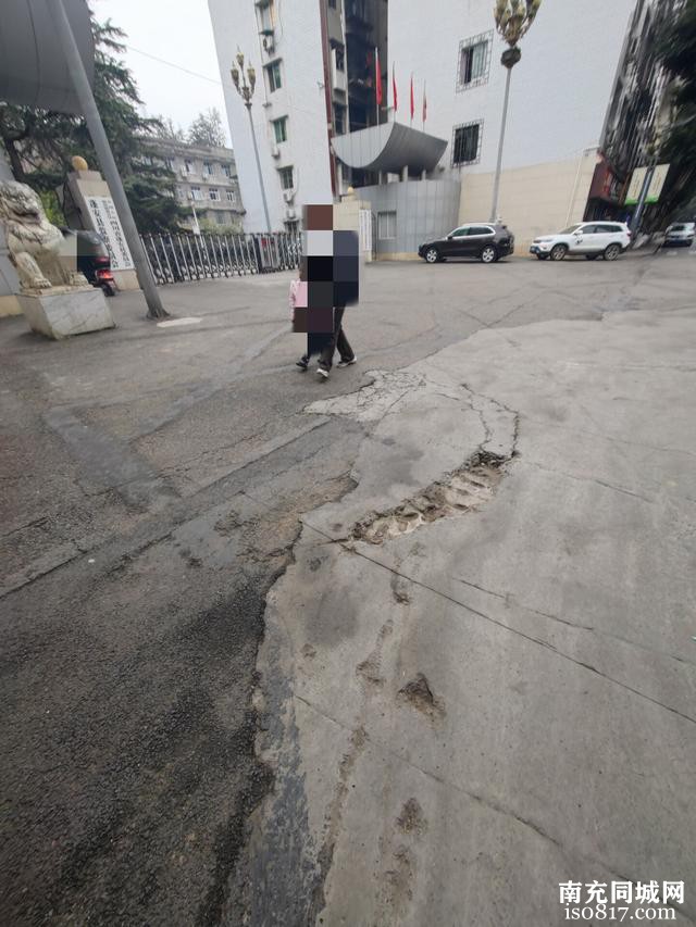 蓬安县政府大门外不远处，有路面看起来颇为破烂哦-2.jpg
