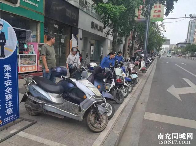 蓬安县城市综合执法大队开展“五·一”节后市容环境整治-1.jpg