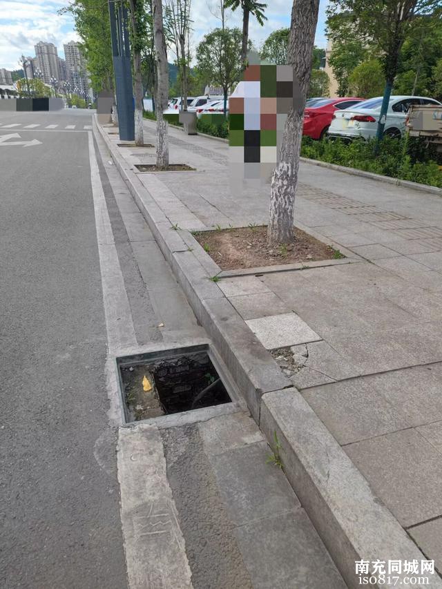 蓬安县城区这个地方的路面上有“坑洞”，来往群众应注意安全-1.jpg