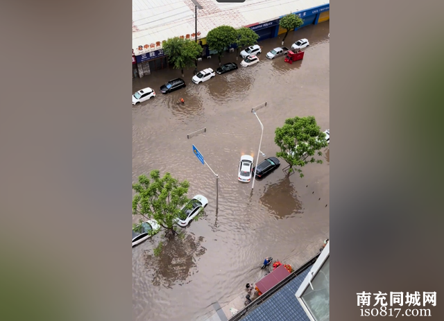 大雨过后，南充嘉陵区部分街道积水不少！网友颇有感叹！-3.jpg