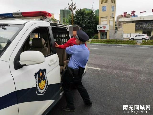 南充9岁女童离家出走 冷雨夜躲在“僵尸车”内待了一晚-y2.jpg