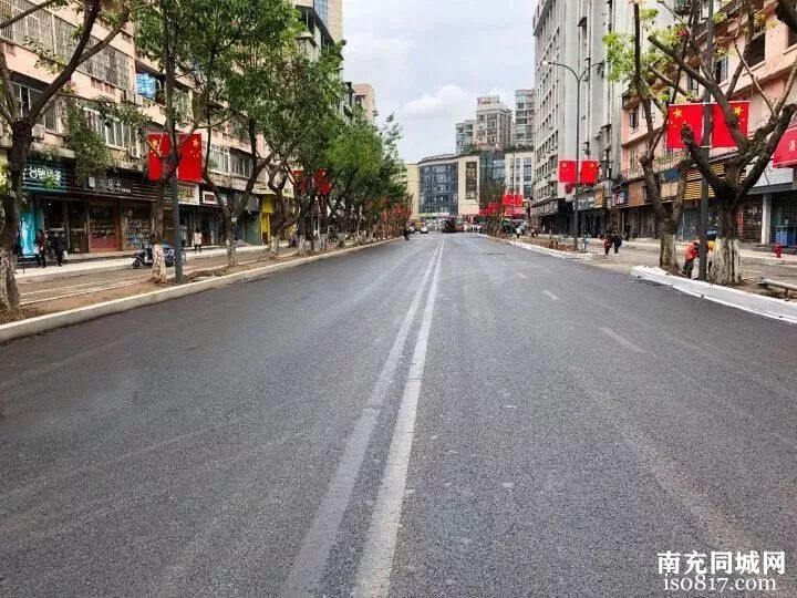 南充：育英路完成最后一层沥青铺设，今日全面恢复通车！-y3.jpg