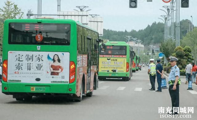 仪陇县公安局探索“定制公交进校园” 护航德乡学子上学路-1.jpg