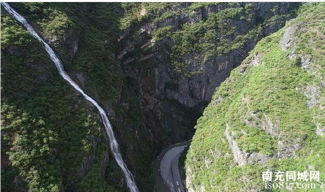 巫山当九路，连通巫山当阳大峡谷和湖北神农架，“最美”峡谷风景-y1.jpg