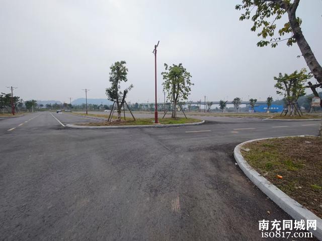 蓬安锦屏镇农贸市场附近出现了停车场，群众们停放车辆更加便捷了-8.jpg