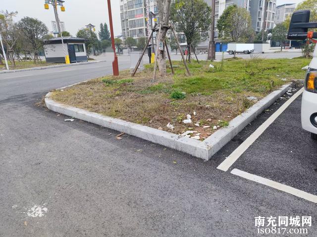 蓬安锦屏镇农贸市场附近出现了停车场，群众们停放车辆更加便捷了-11.jpg