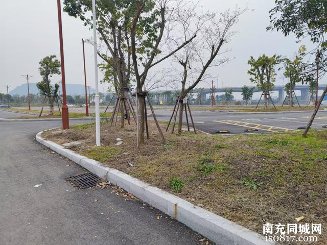 蓬安锦屏镇农贸市场附近出现了停车场，群众们停放车辆更加便捷了-17.jpg