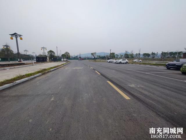 蓬安锦屏镇农贸市场附近出现了停车场，群众们停放车辆更加便捷了-20.jpg