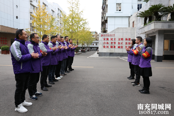 南充高中顺庆校区：“兵教师”护学岗 筑牢学生“安全网”-2.jpg