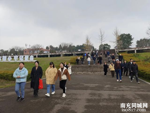 嘉陵区人民检察院开展“登顶迎新 健康同行”趣味登山运动会-2.jpg