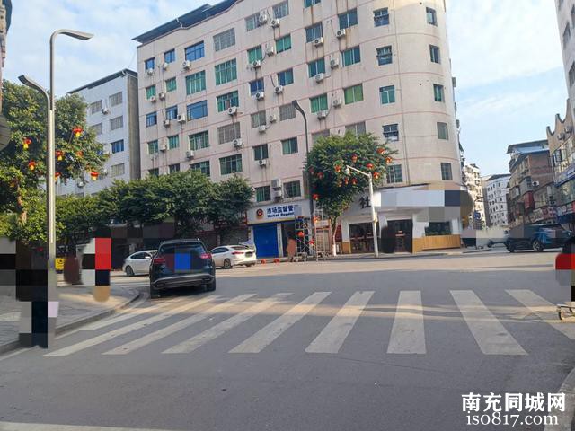 蓬安县城区部分路段，已经在悬挂迎春灯饰了-1.jpg