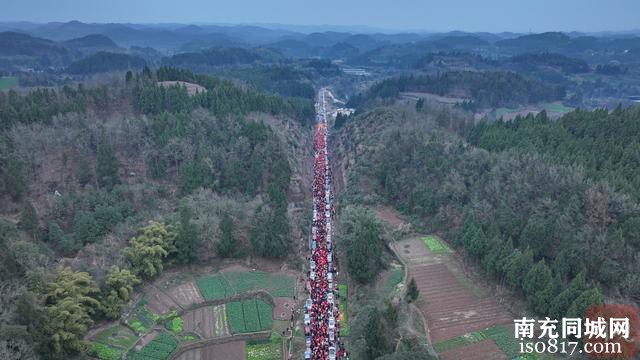 C视觉丨四川南充：古老神秘“蛴蟆节”万人点灯祈福  场面壮观-7.jpg