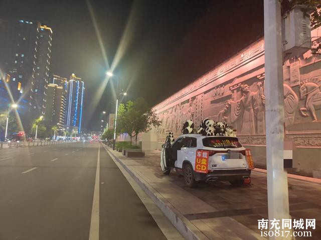 蓬安县城区街头这种乱停场景，太不文明了-1.jpg