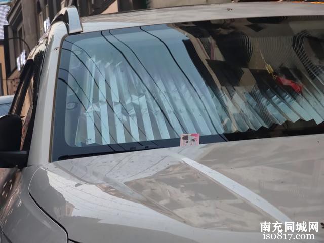 蓬安县城区街头又出现了低俗小卡片，抚琴街上多辆汽车“中招”-2.jpg