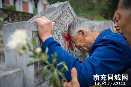 八旬烈士父亲寻儿38年，见到墓碑那一刻失声痛哭-y6.jpg