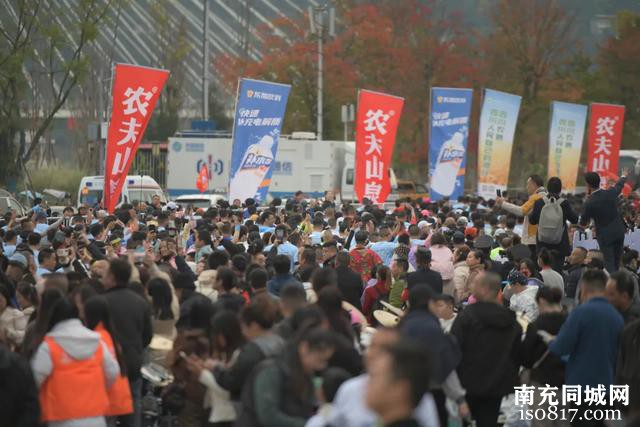 今天，阆中2.2万人齐跑！最先到的是他们……-7.jpg