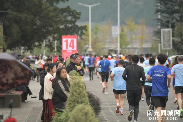 今天，阆中2.2万人齐跑！最先到的是他们……-42.jpg