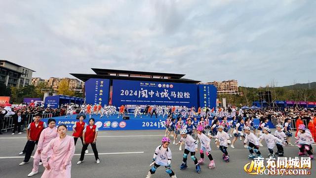 跑一次“马”、爱一座城 1.56万名运动员在阆中古城激情开跑-3.jpg