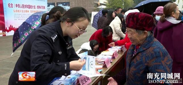 大力弘扬宪法精神 推动进一步全面深化改革-4.jpg