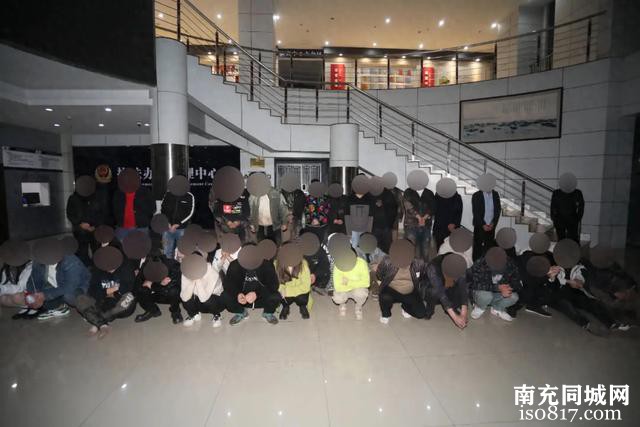 55人被抓！南充警方突袭农宅，捣毁赌博窝点…-1.jpg