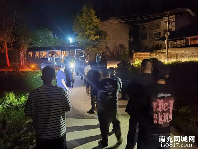 55人被抓！南充警方突袭农宅，捣毁赌博窝点…-4.jpg