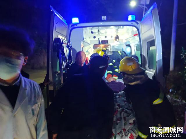 仪陇：寒夜温情救援，警徽守护平安-9.jpg