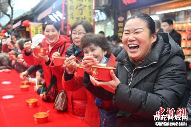 万人同品腊八粥 四川阆中“年味”浓郁飘香四溢-1.jpg