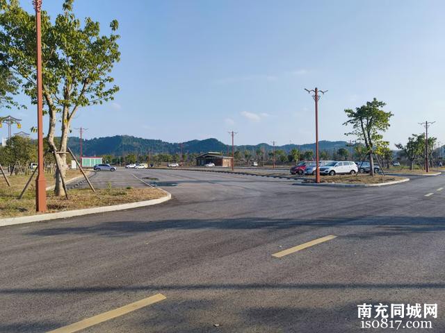 蓬安县锦屏镇上林园旁边道路上，乱停着好多车辆-7.jpg