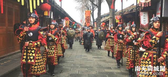 再现1800多年前“张飞巡城”，他在阆中古城扮演“猛张飞”丨非遗春节-4.jpg