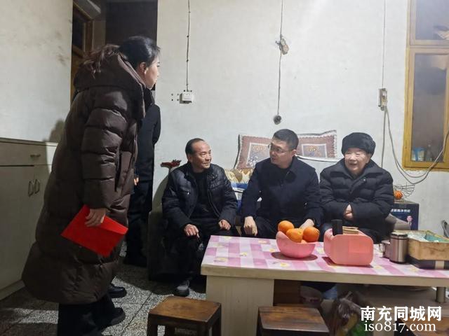 广元市利州区嘉陵街道：走访慰问传温情，情暖民心保平安-1.jpg