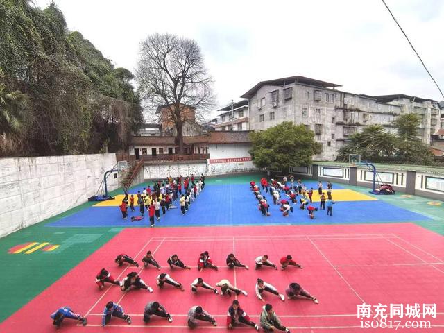 没有标准跑道也要锻炼两小时！四川阆中一乡村学校搞起“田野拉练”-2.jpg