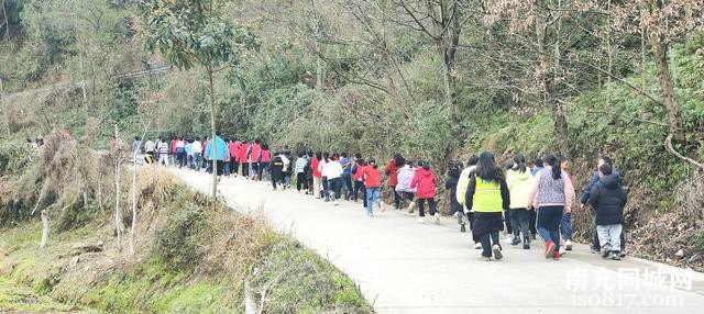 没有标准跑道也要锻炼两小时！四川阆中一乡村学校搞起“田野拉练”-3.jpg