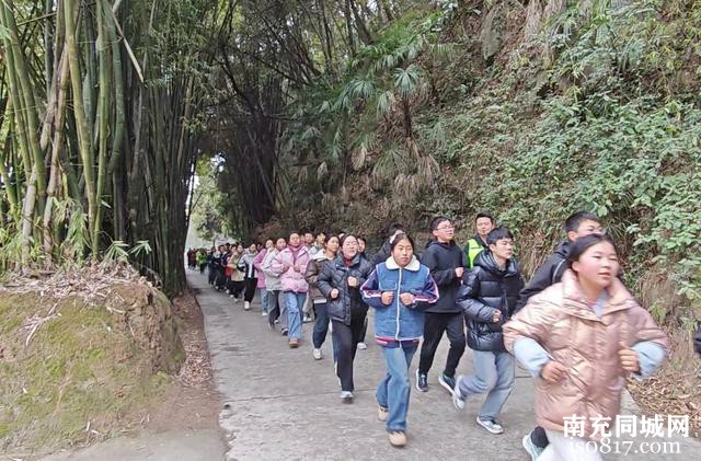 没有标准跑道也要锻炼两小时！四川阆中一乡村学校搞起“田野拉练”-4.jpg