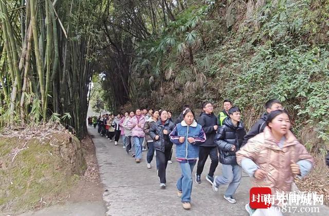 没有标准跑道如何锻炼两小时？四川阆中这所乡镇学校师生跑在“田野”里-1.jpg