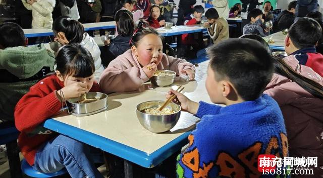 没有标准跑道如何锻炼两小时？四川阆中这所乡镇学校师生跑在“田野”里-9.jpg