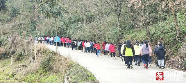 没有标准跑道如何锻炼两小时？四川阆中这所乡镇学校师生跑在“田野”里-11.jpg