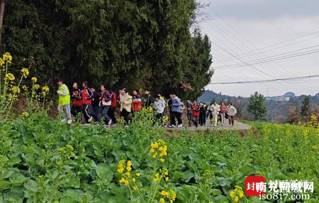 没有标准跑道如何锻炼两小时？四川阆中这所乡镇学校师生跑在“田野”里-5.jpg